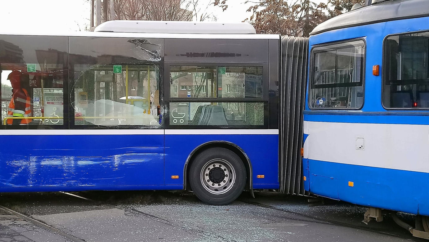 Dramatyczny wypadek w Krakowie. Tramwaj zderzył się z autobusem, są ranni