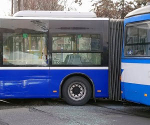 Dramatyczny wypadek w Krakowie. Tramwaj zderzył się z autobusem, są ranni