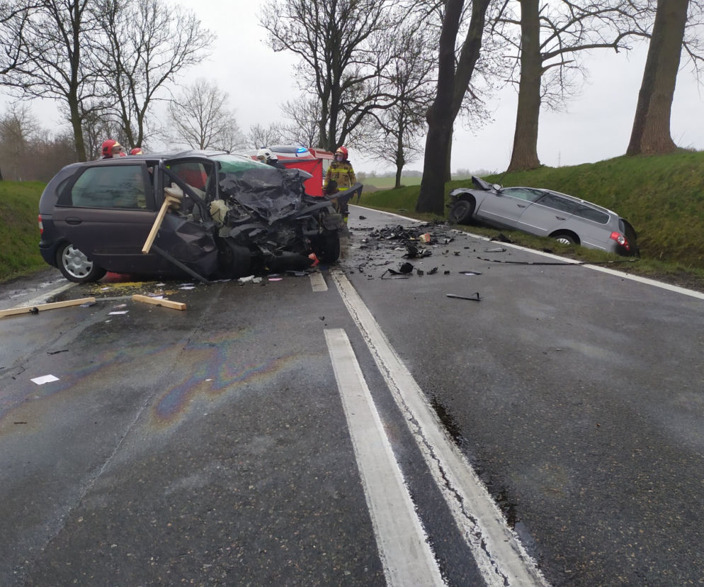 Tragiczny wypadek w Pomorskiem. W wyniku zderzenia się dwóch osobówek zmarł 68-letni mężczyzna