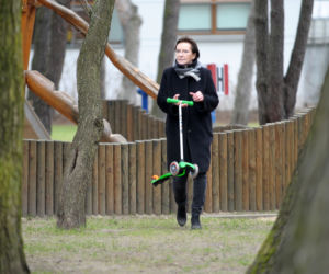 Premier w szpilkach na placu zabaw