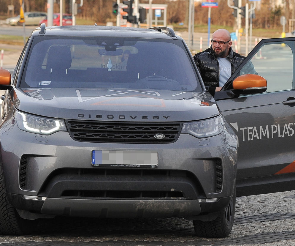 Tomasz Oświeciński jeździ Land Roverem Discovery