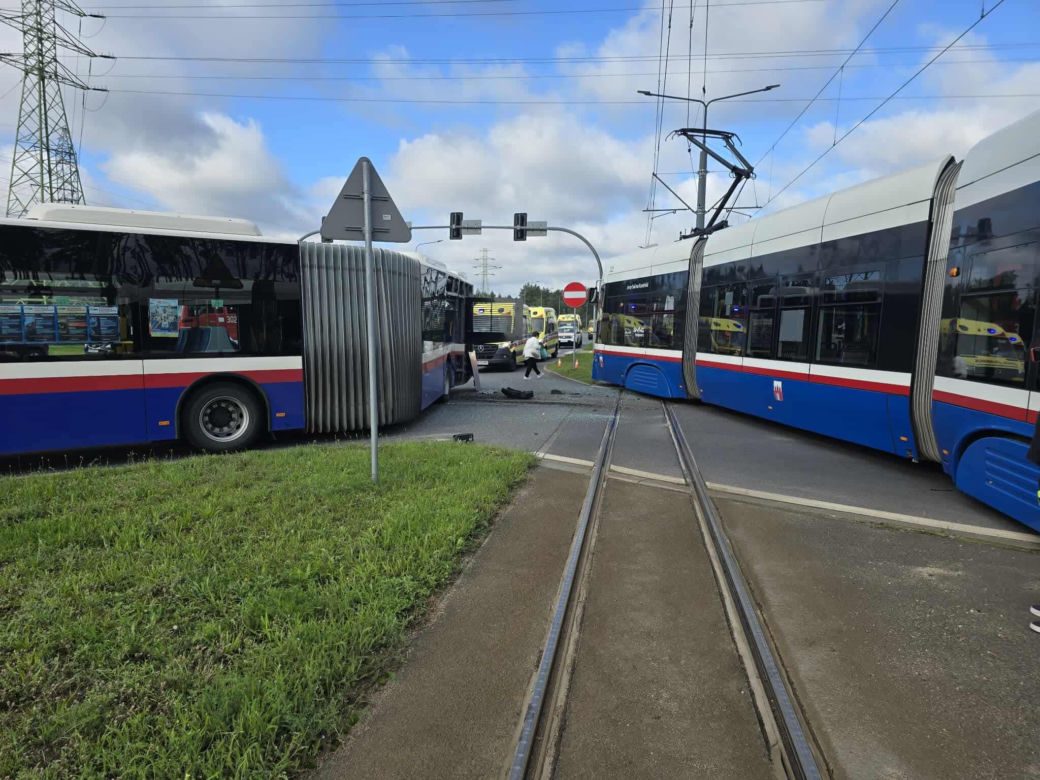 Autobus zderzył się z tramwajem w Bydgoszczy! 7 osób poszkodowanych [ZDJĘCIA]