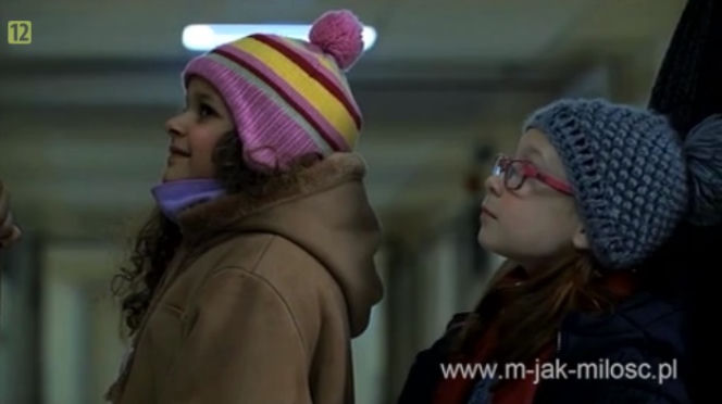 M jak miłość. Ania (Weronika Wachowska), Julia (Emilia Dankwa)