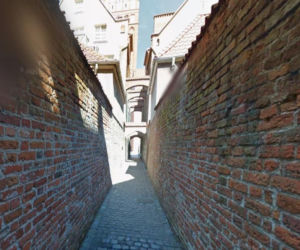 Najpiękniejsza uliczka w woj. warmińsko-mazurskim. Otwiera się tylko na kilka godzin