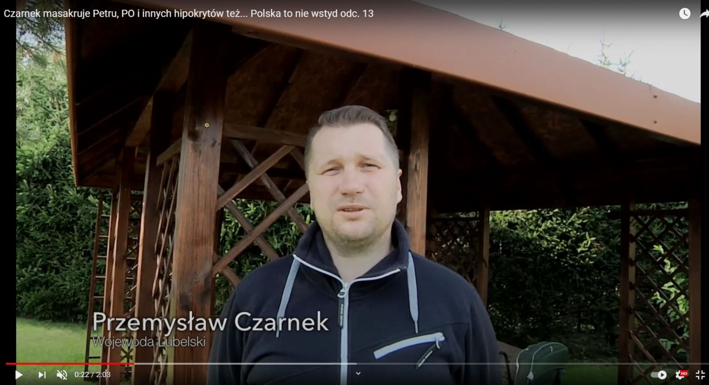 Luksusy Przemysława Czarnka. W ogrodzie basen i boisko 