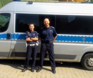 Policyjne małżeństwo uratowało życie mężczyźnie, który spadł z wiaduktu [ZDJĘCIA]