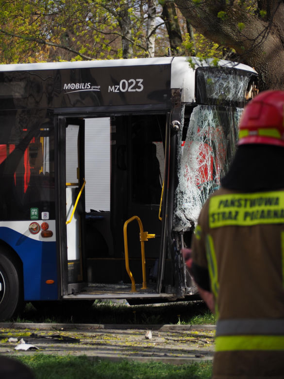 Autobus miejski wbił się w drzewo! Kilkanaście osób rannych