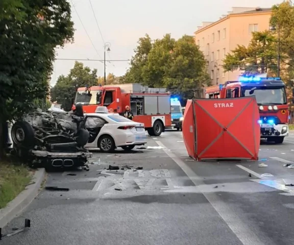 Kobieta wypadła z BMW i zginęła na miejscu. 7 osób rannych