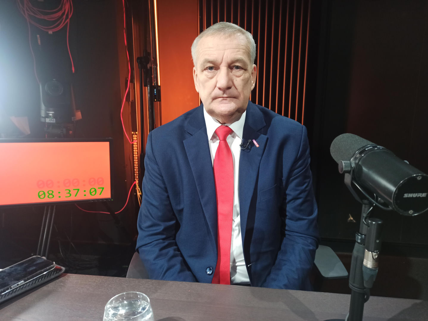 Wiceszef MSWiA ostro po słowach Mentzena o policjantkach. „Powinien posypać sobie gł…
