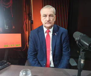 Wiceszef MSWiA ostro po słowach Mentzena o policjantkach. „Powinien posypać sobie głowę popiołem i przeprosić
