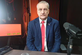 Wiceszef MSWiA ostro po słowach Mentzena o policjantkach. „Powinien posypać sobie głowę popiołem i przeprosić