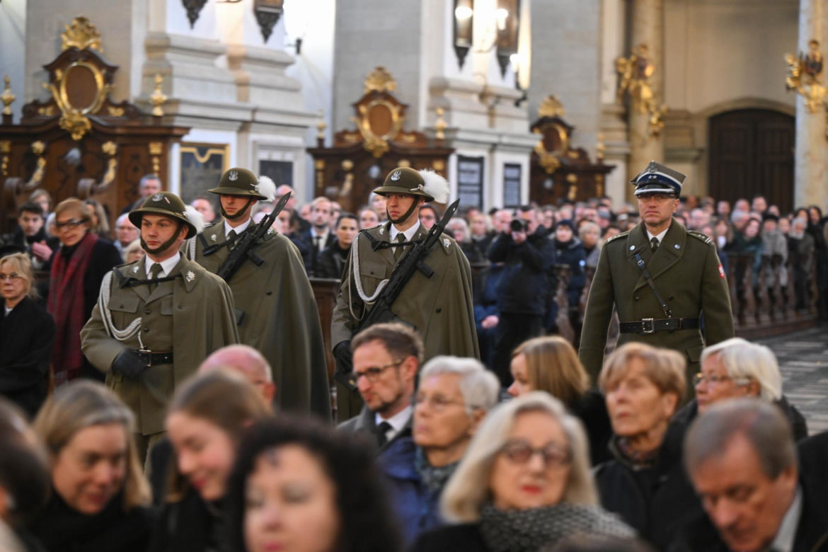 Pożegnali wielką damę polskiej kultury. Kidawa-Błońska przesłała piękny wieniec