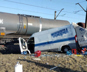 Błąd na przejeździe mógł skończyć się katastrofą. Auto staranowane przez pociąg
