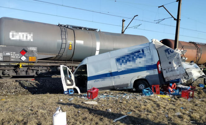 Błąd na przejeździe mógł skończyć się katastrofą. Auto staranowane przez pociąg