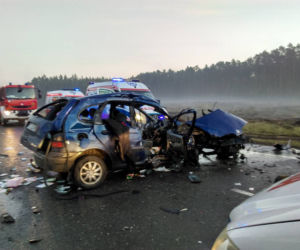 Czołowe zderzenie dwóch aut pod Bydgoszczą. Cztery osoby są ranne