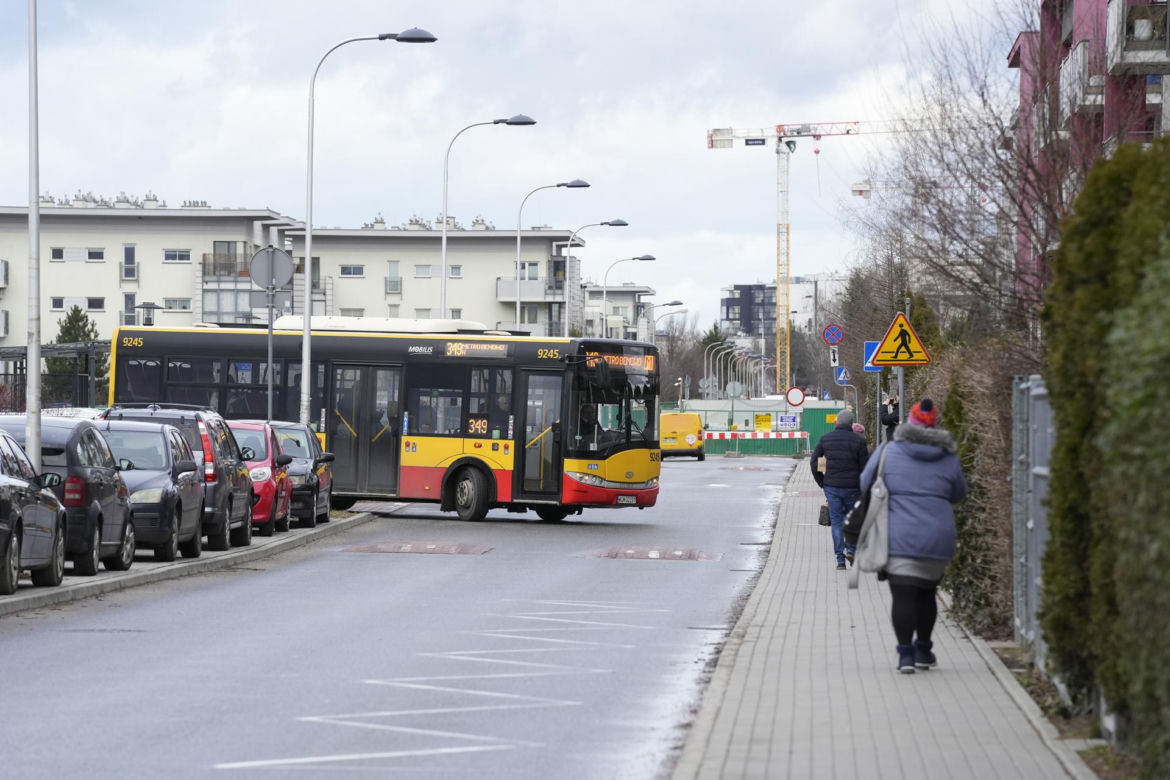 Autobus już może zakręcić. Koniec groteski przed przychodnią na Bemowie