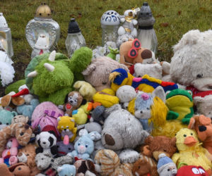 W miejscu gdzie zginęła Wiktoria wciąż leży pełno zniczy i maskotek