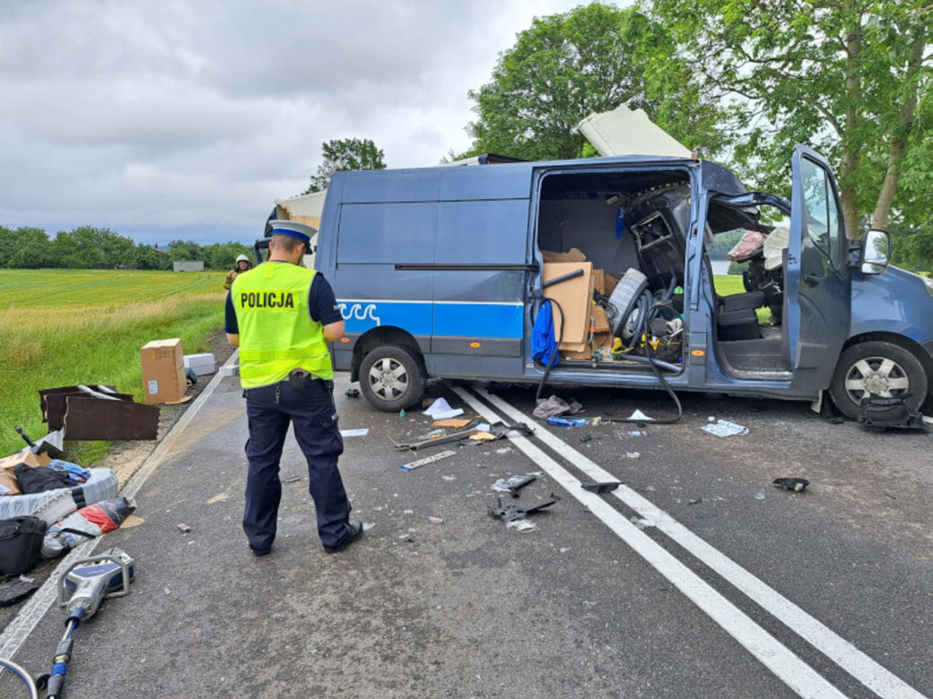 Śmiertelny wypadek pod Bytowem! 40-latek miał wykonać zabroniony manewr i zginął w rozbitym renaulcie [ZDJĘCIA]