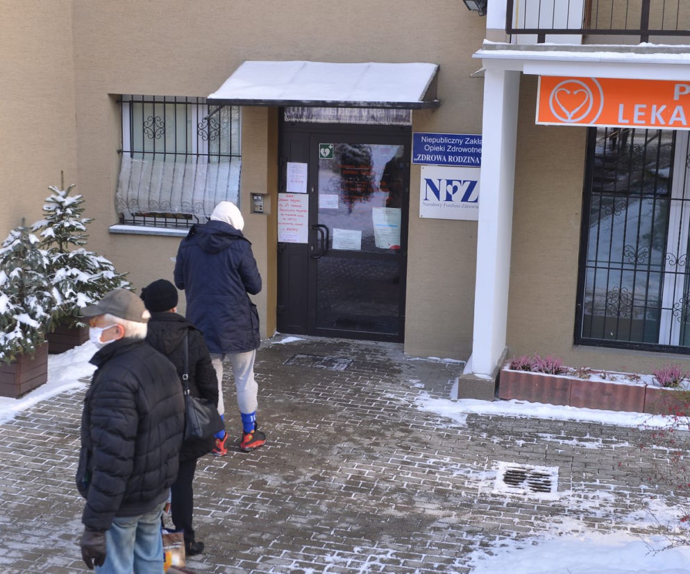 Marzną na siarczystym mrozie żeby zapisać się na szczepienie