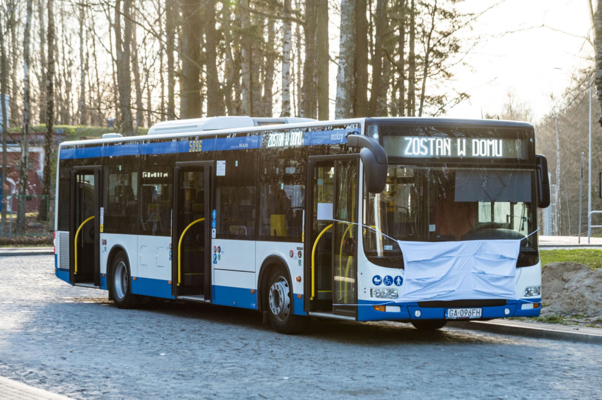 Autobusy w Gdyni, zachęcają do noszenia maseczek