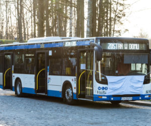 Autobusy w Gdyni, zachęcają do noszenia maseczek