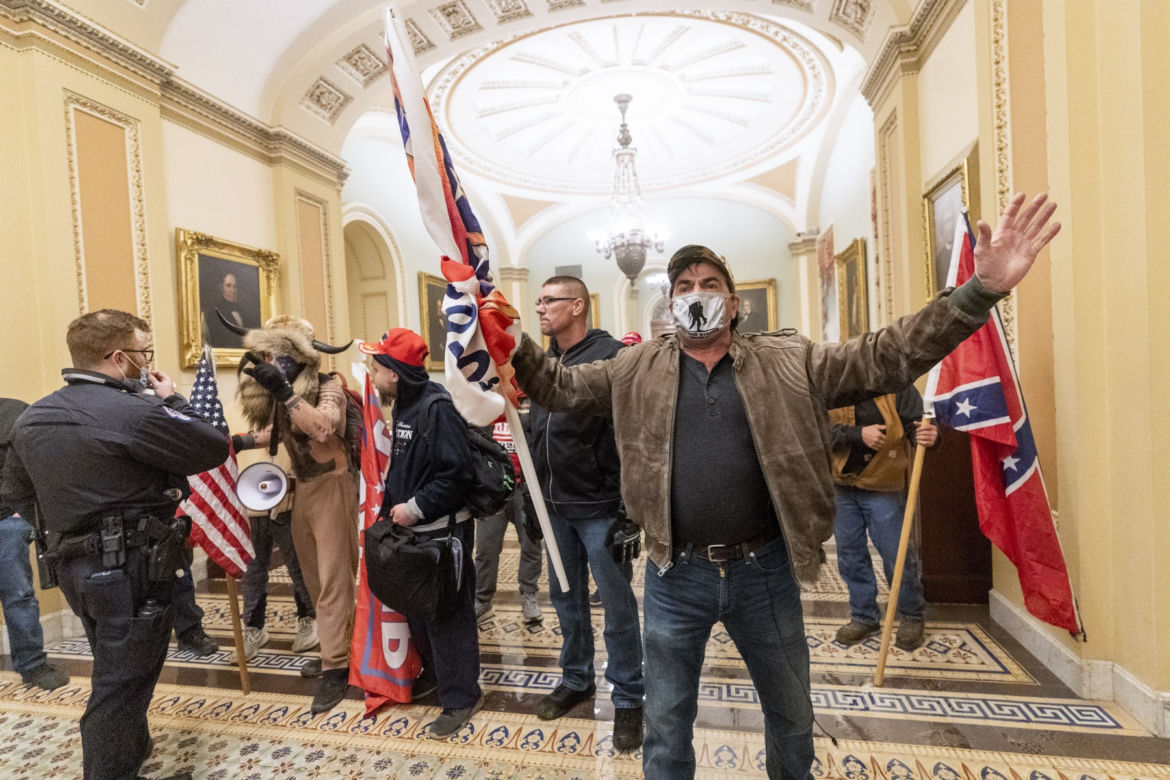 Rewolucja w USA! zwolennicy Trumpa odbili Kapitol, są OFIARY