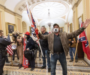 Rewolucja w USA! zwolennicy Trumpa odbili Kapitol, są OFIARY