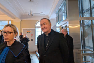 Piekło ofiar wreszcie na wokandzie. Hierarcha odpowiada przed sądem