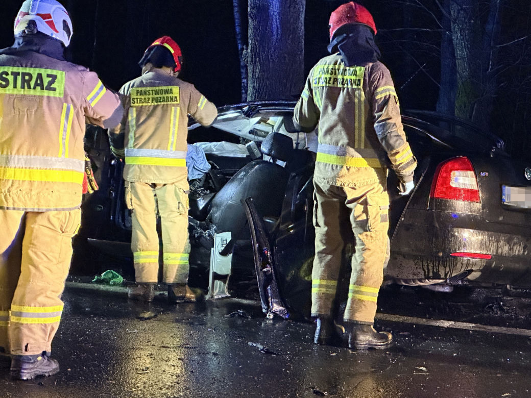 Osobowa skoda roztrzaskała się o drzewo. 53-latek zmarł w szpitalu