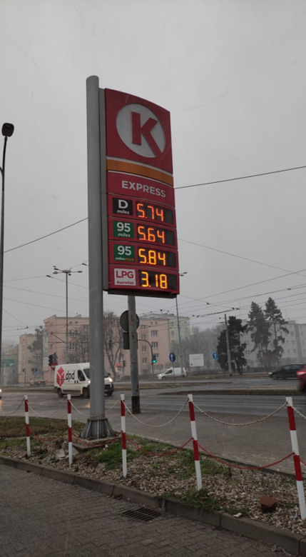 Benzyna w Toruniu poszła w dół! Kierowcy przecierali oczy ze zdumienia