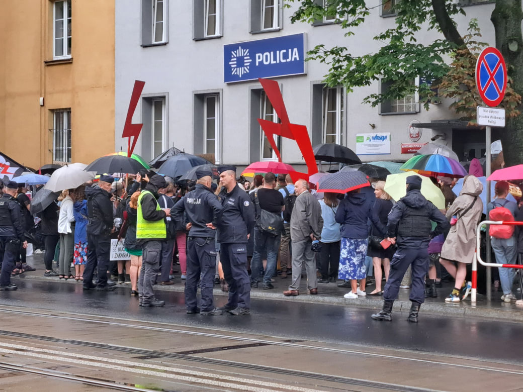 "Nigdy nie będziesz szła sama. Solidarnie z Joanna". Protest w Krakowie