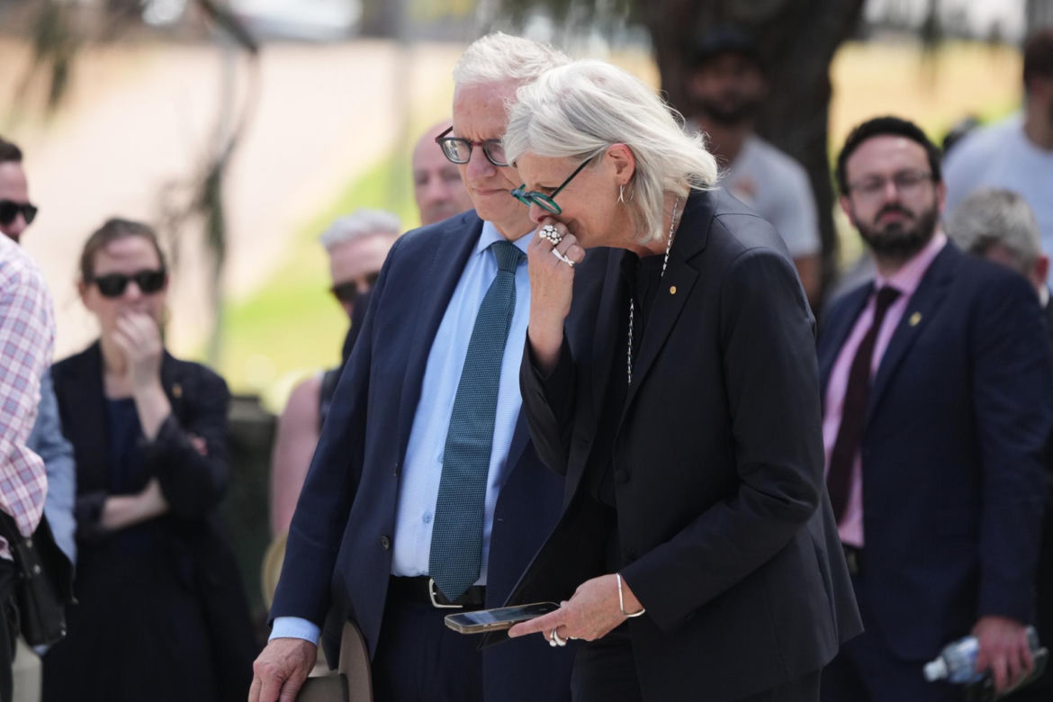 Premier Australii Anthony Albanese zaproponował w poniedziałek zaostrzenie przepisów dotyczących broni palnej po strzelaninie, która miała miejsce w niedzielę na popularnej plaży Bondi w Sydney. Zginęło w niej co najmniej 15 osób.
