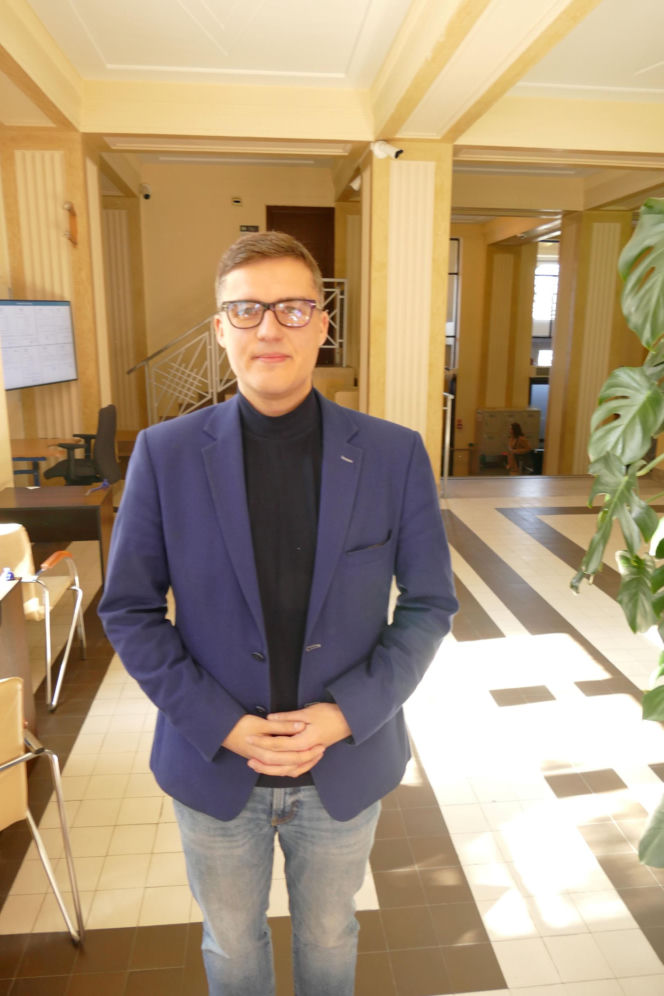 Chcieli obciąć mu palec i przypalać palnikiem! Torturowany 37-latek wyskoczył przez okno