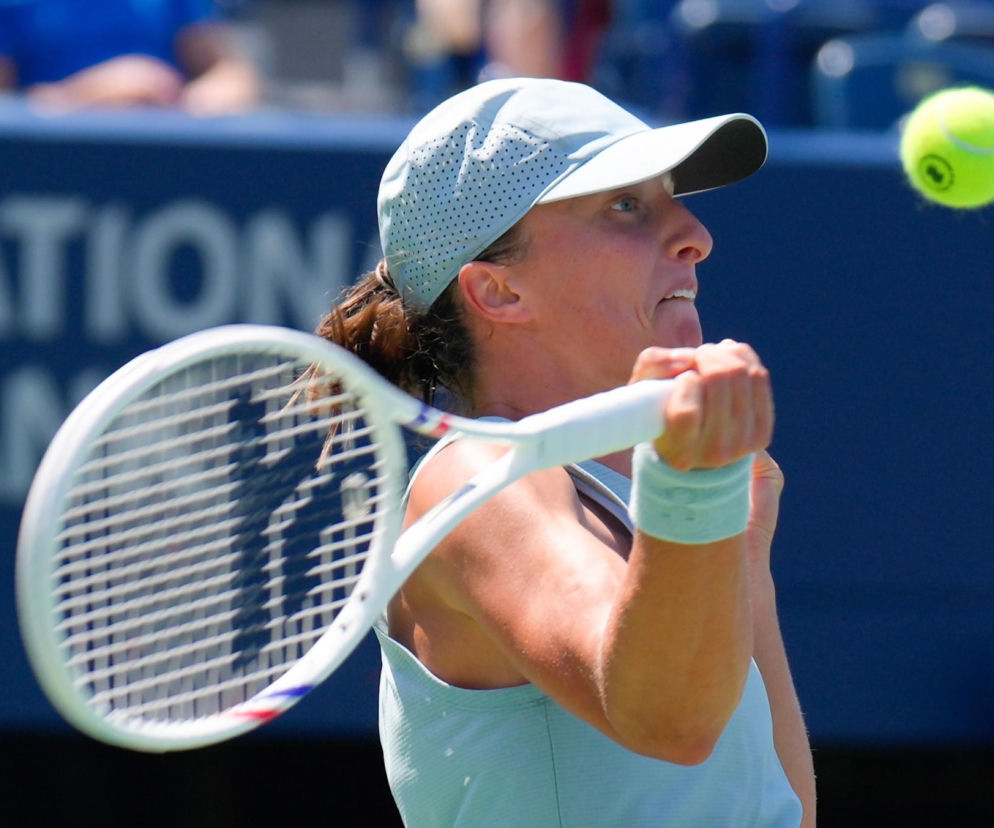 Iga Świątek w czapce z daszkiem odbija piłkę rakietą. O jej meczu w turnieju WTA Toronto przeczytasz na SE Supersport.
