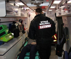 Leżał na chodniku, nie dawał znaku życia. Nocna akcja służb przy pętli tramwajowej