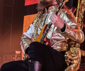 Skrupulatnie wyreżyserowany groteskowy spektakl okraszony nutą surrealizmu – Avatar zawładną Warszawą [RELACJA]