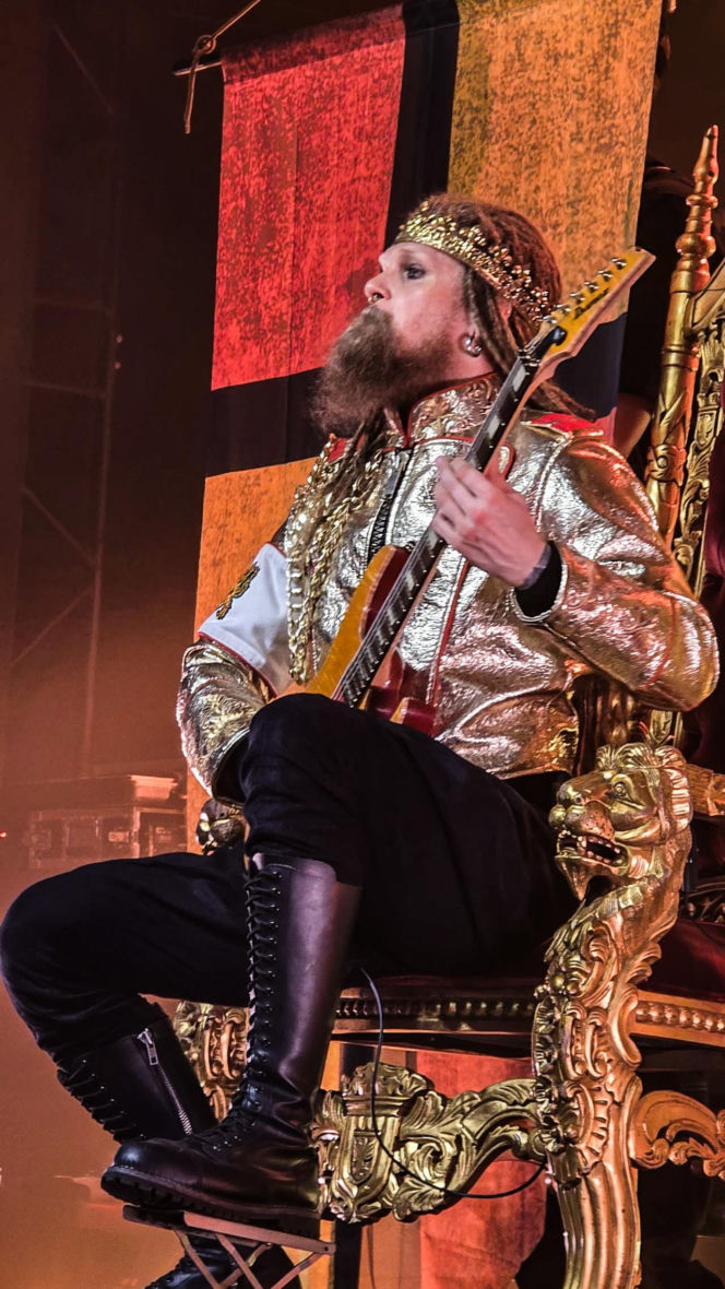 Skrupulatnie wyreżyserowany groteskowy spektakl okraszony nutą surrealizmu – Avatar zawładną Warszawą [RELACJA]