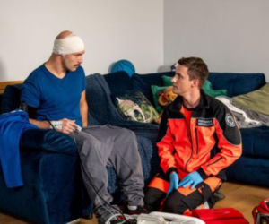 Na sygnale, odcinek 822: Adam odbiera telefon od przerażonego syna, który błaga o pomoc dla poważnie rannego kolegi