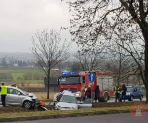 Książ Wielki. Tragiczny wypadek na DK-7. Nie żyją dwie osoby [ZDJĘCIA]