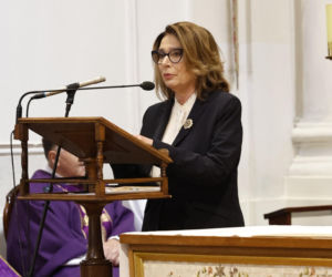Monika Olejnik na pogrzebie senatora Piesiewicza. Towarzyszył jej ukochany