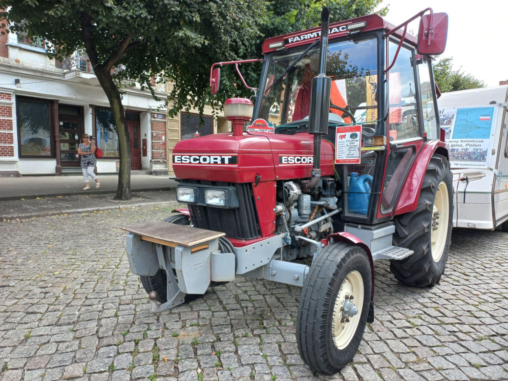 ​Zabytkowe traktory na rynku w Lesznie. Przedsmak festiwalu w Wilkowicach
