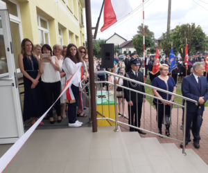 Dąbrówka Stany, gmina Skórzec: nowym wozem strażackim, po nowej drodze, do nowej szkoły