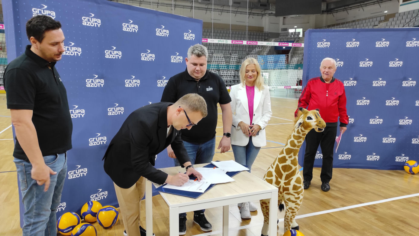 Podpisanie umowy sponsorskiej między Grupą Azoty S.A. i VOLLEY JEDYNKA Tarnów na sezon 2023/2024