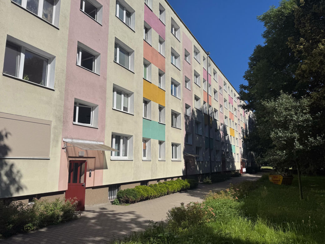 Zwłoki leżały miesiącami w mieszkaniu. Mieszkańcy alarmowali, gdy było już za późno