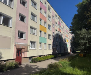 Zwłoki leżały miesiącami w mieszkaniu. Mieszkańcy alarmowali, gdy było już za późno
