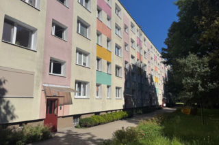 Zwłoki leżały miesiącami w mieszkaniu. Mieszkańcy alarmowali, gdy było już za późno