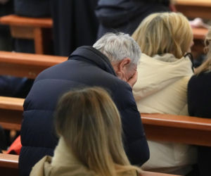 Szwajcaria. Śmiertelny pożar w kurorcie Crans-Montana. Ludzie modlą się za zmarłych i przynoszą kwiaty [ZDJĘCIA].