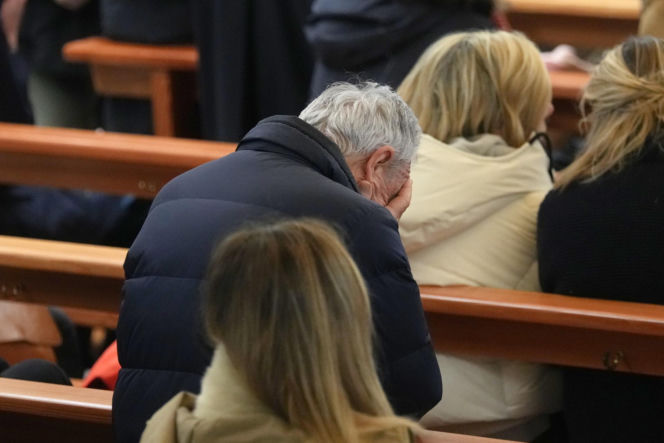 Szwajcaria. Śmiertelny pożar w kurorcie Crans-Montana. Ludzie modlą się za zmarłych i przynoszą kwiaty [ZDJĘCIA].