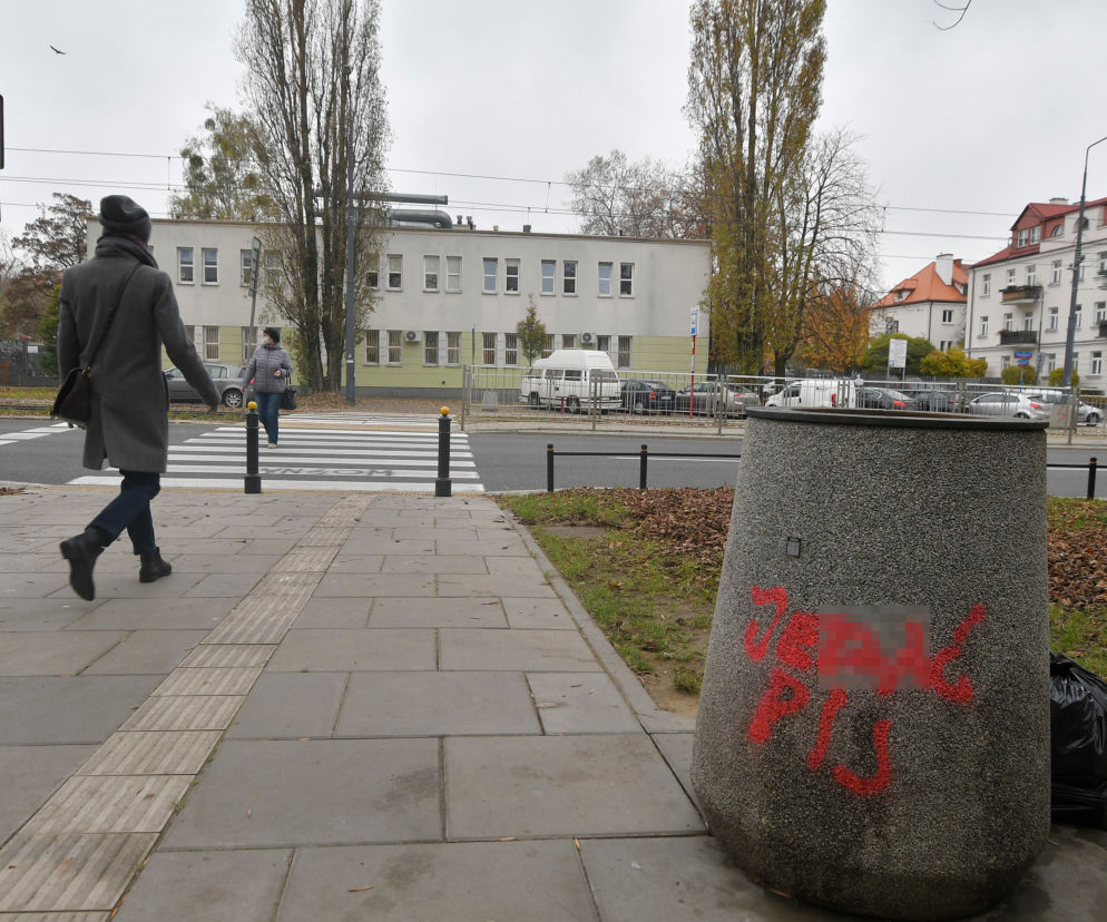 Warszawa: Wypłaciła z banku 50 tysięcy i wrzuciła do kosza na śmieci!