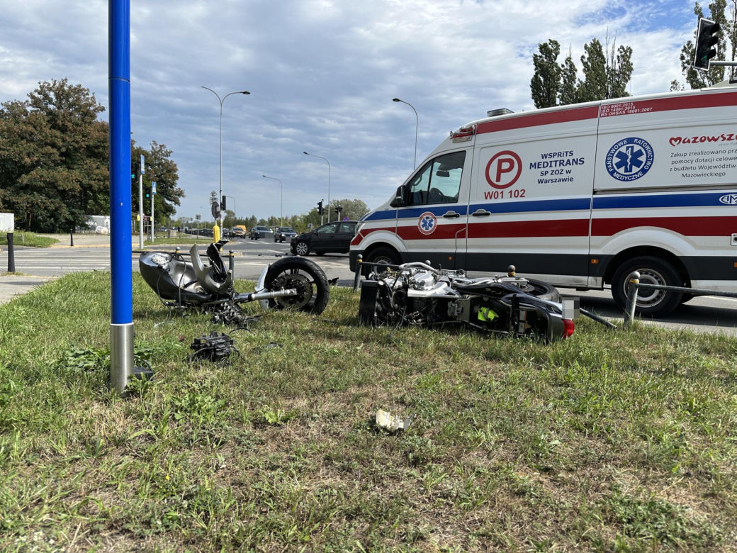 Rąbnął w auto, jego motocykl pękł na pół. Motocyklista w szpitalu